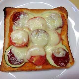 ズッキーニ・サラミ・チーズのトースト
